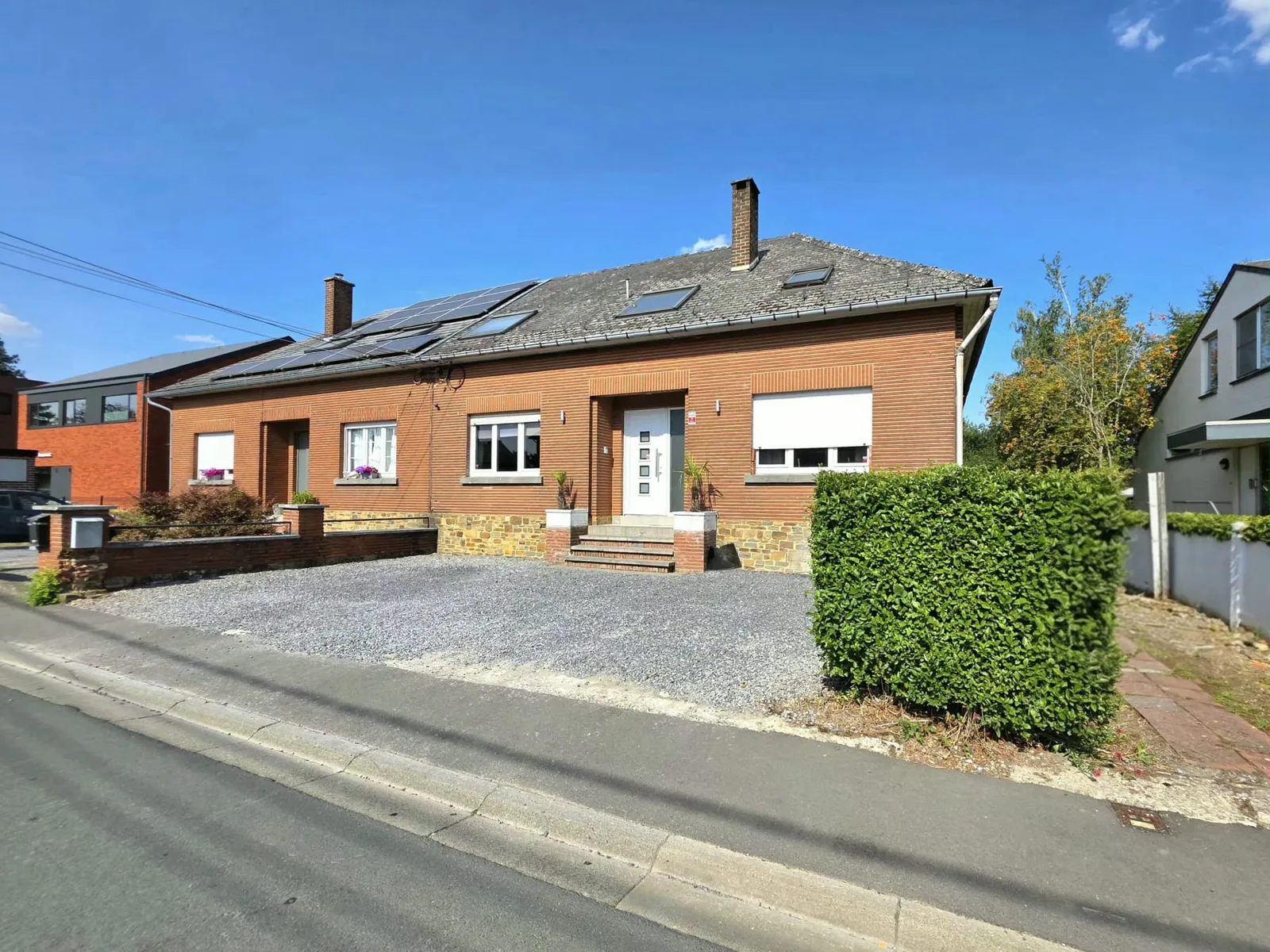 Façade avant de la villa à Bouge