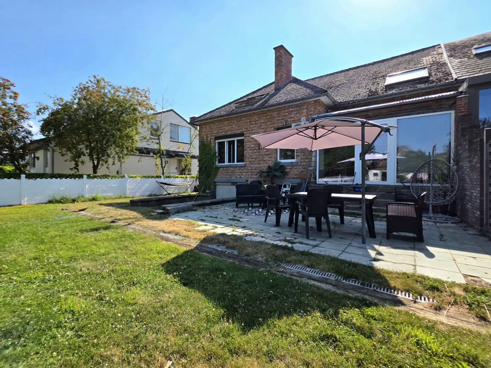 Terrasse et jardin à l'arrière de la villa