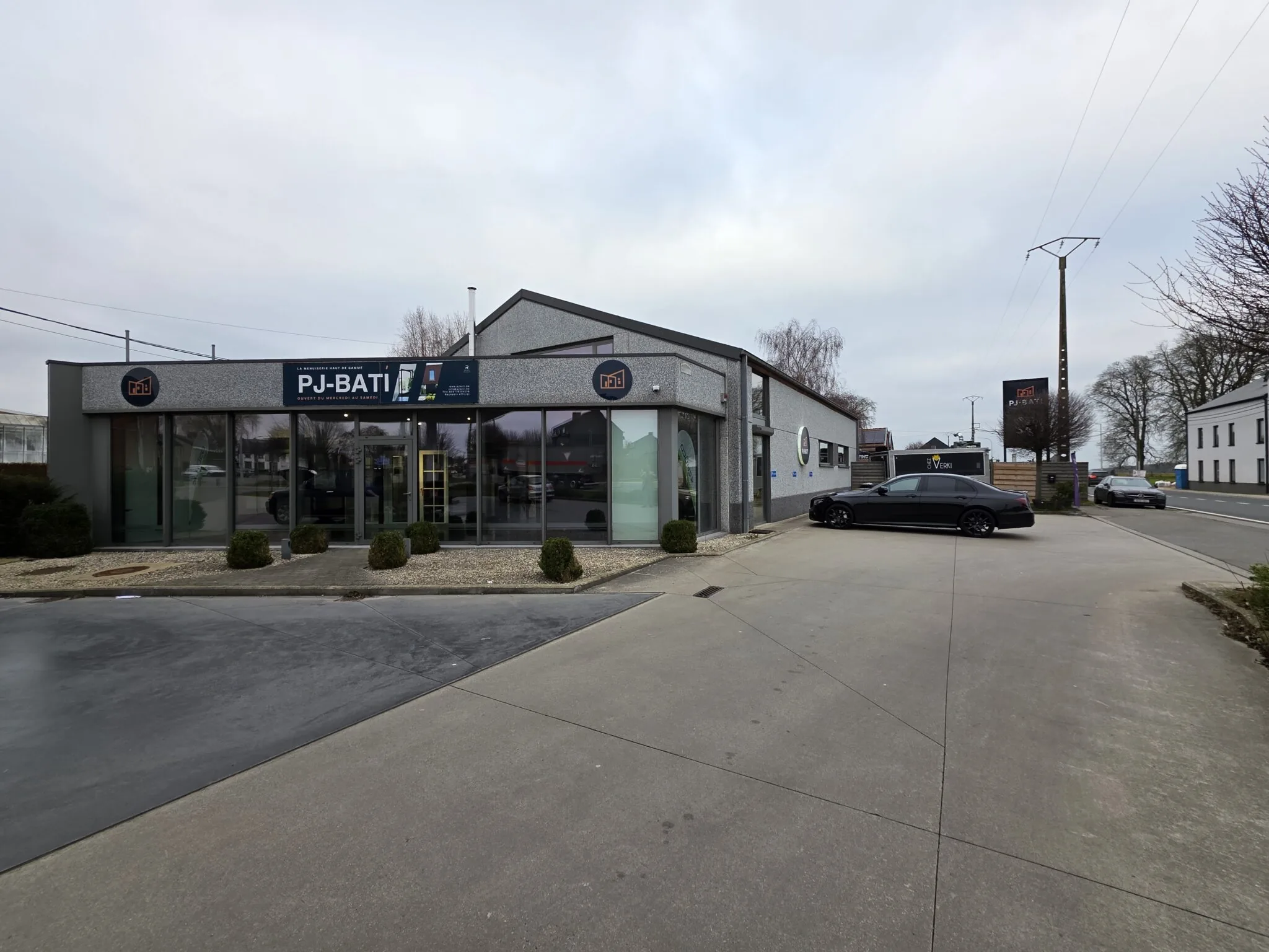 Espace commercial Fernelmont — façade et vitrine