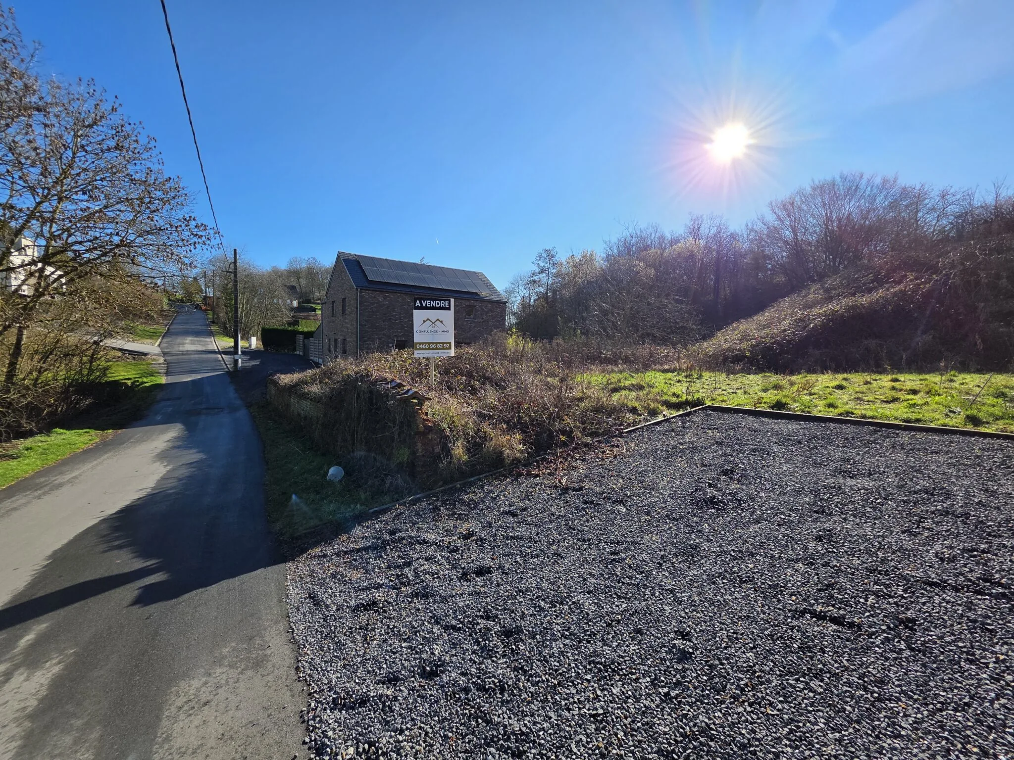 Vue du terrain depuis la rue